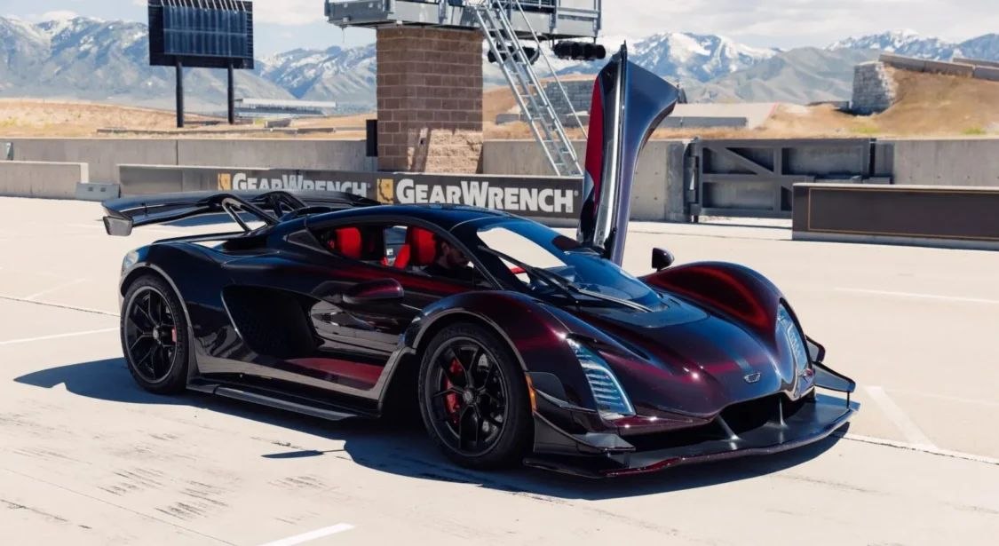 Czinger défait Koenigsegg. Le carbone teinté change de camp.