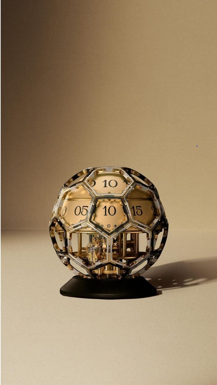 Louis Vuitton met une horloge ballon aux enchères pour l'UNICEF